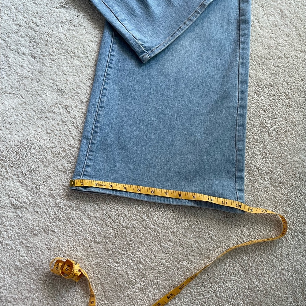 NWT Levi’s 318 Shaping Wide Leg Light Wash Size 28/32 - Picture 11 of 14